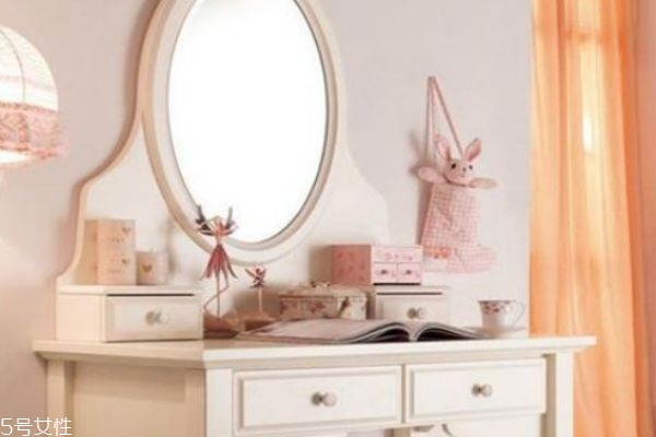 梳妝臺不能對著什么 梳妝臺擺放禁忌 梳妝臺不能對著什么 梳妝臺擺放禁忌