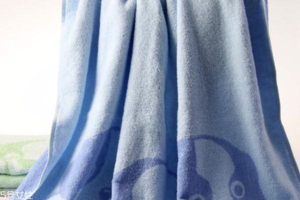 毛巾被上的霉點(diǎn)怎么洗 如何防止發(fā)霉 毛巾被上的霉點(diǎn)怎么洗 如何防止發(fā)霉