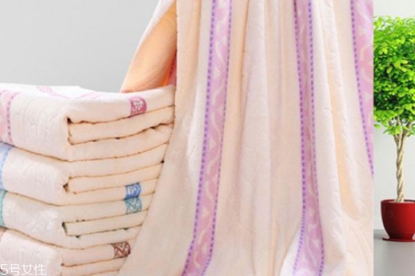 毛巾被上的霉點(diǎn)怎么洗 如何防止發(fā)霉 毛巾被上的霉點(diǎn)怎么洗 如何防止發(fā)霉