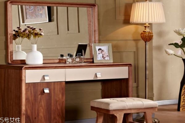 梳妝臺不能對著什么 梳妝臺擺放禁忌 梳妝臺不能對著什么 梳妝臺擺放禁忌