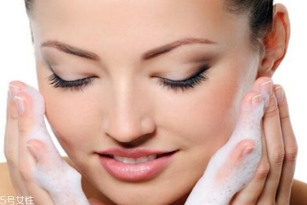 臉上長閉口怎么辦 閉口如何清除 臉上長閉口怎么辦 閉口如何清除