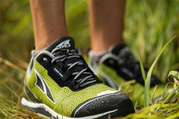 跑鞋可以打羽毛球嗎 不建議這樣做 跑鞋可以打羽毛球嗎 不建議這樣做