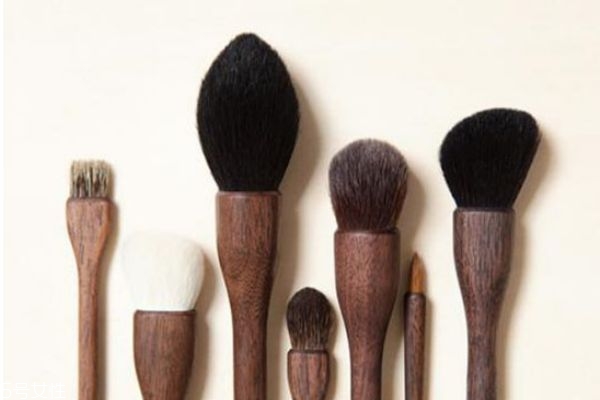 動物毛眼影刷和人造毛眼影刷有什么區(qū)別 兩種毛的區(qū)別 動物毛眼影刷和人造毛眼影刷有什么區(qū)別 兩種毛的區(qū)別