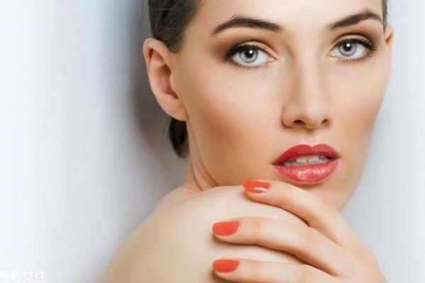 油皮用什么定妝比較好 粉類的定妝產(chǎn)品 油皮用什么定妝比較好 粉類的定妝產(chǎn)品