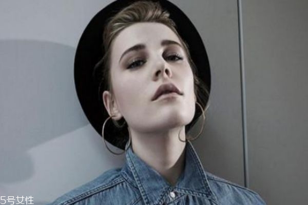 打完耳洞多久可以換耳釘 打完耳洞要注意什么 打完耳洞多久可以換耳釘 打完耳洞要注意什么