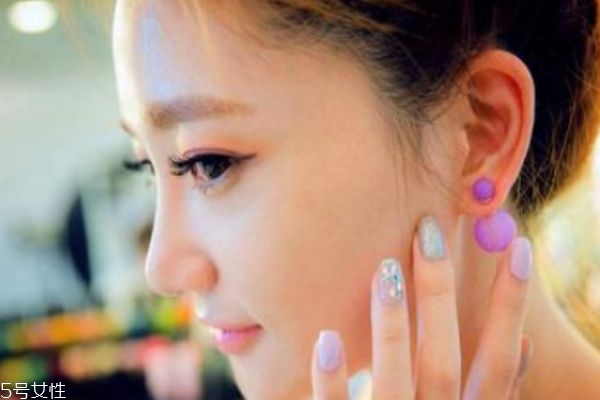 打完耳洞多久可以換耳釘 打完耳洞要注意什么 打完耳洞多久可以換耳釘 打完耳洞要注意什么