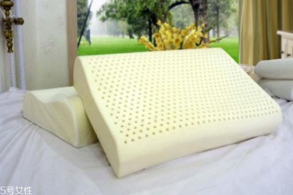 乳膠枕發(fā)黃了怎么辦 發(fā)黃是正?，F(xiàn)象