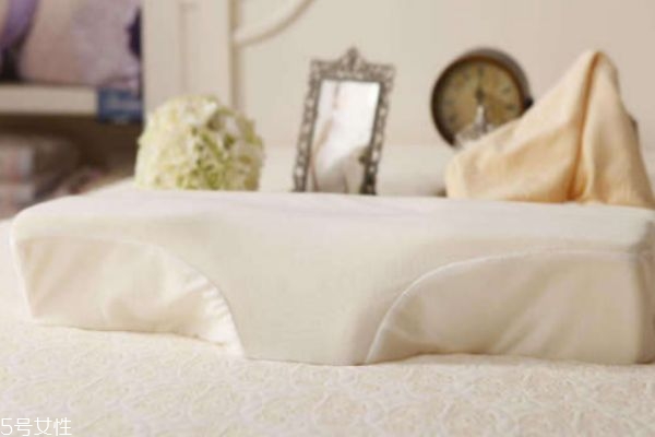 乳膠枕發(fā)黃了怎么辦 發(fā)黃是正?，F(xiàn)象