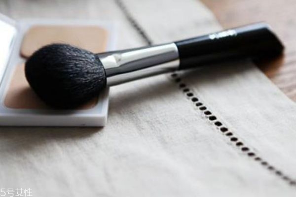 動物毛眼影刷和人造毛眼影刷有什么區(qū)別 兩種毛的區(qū)別 動物毛眼影刷和人造毛眼影刷有什么區(qū)別 兩種毛的區(qū)別