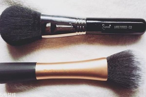 動物毛眼影刷和人造毛眼影刷有什么區(qū)別 兩種毛的區(qū)別 動物毛眼影刷和人造毛眼影刷有什么區(qū)別 兩種毛的區(qū)別