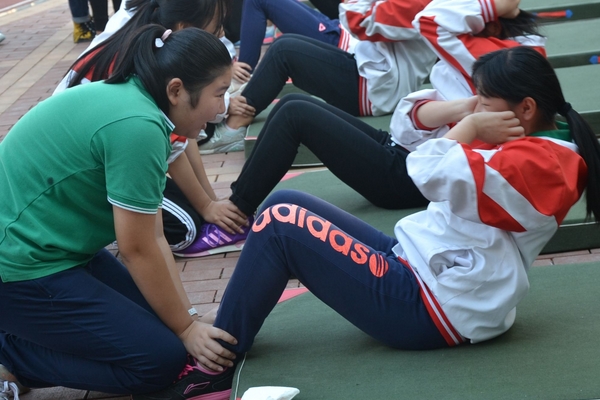 仰臥起坐技巧 學(xué)會了事半功倍 仰臥起坐技巧 學(xué)會了事半功倍