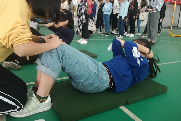 仰臥起坐能練出腹肌嗎 光靠它不行 仰臥起坐能練出腹肌嗎 光靠它不行