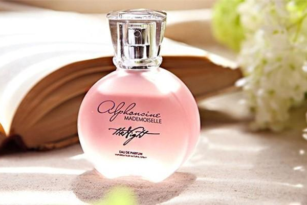香水真假怎么辨別才對(duì) 6招識(shí)別仿制香水 香水真假怎么辨別才對(duì) 6招識(shí)別仿制香水