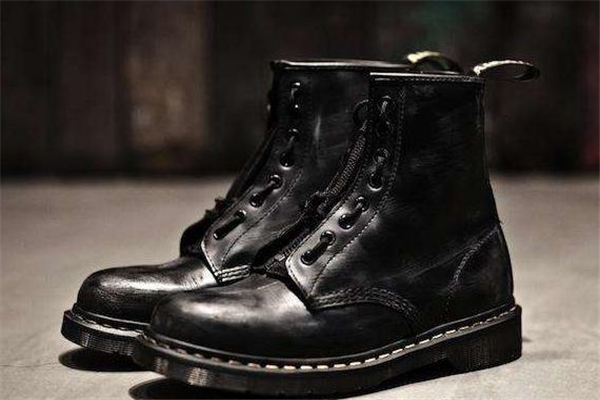 馬丁靴和工裝靴的區(qū)別 鞋底很不一樣 馬丁靴和工裝靴的區(qū)別 鞋底很不一樣