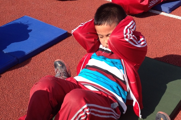 仰臥起坐起不來怎么辦？仰臥起坐對身體有傷害嗎