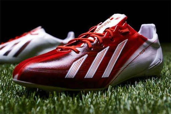 足球鞋和運動鞋的區(qū)別 差異很明顯 足球鞋和運動鞋的區(qū)別 差異很明顯