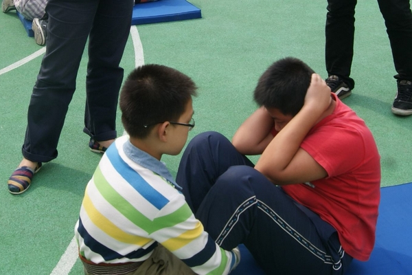 仰臥起坐對腰有傷害嗎？仰臥起坐一分鐘多少個及格