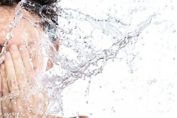 怎么洗臉才正確 用洗面奶洗臉的正確方法 怎么洗臉才正確 用洗面奶洗臉的正確方法