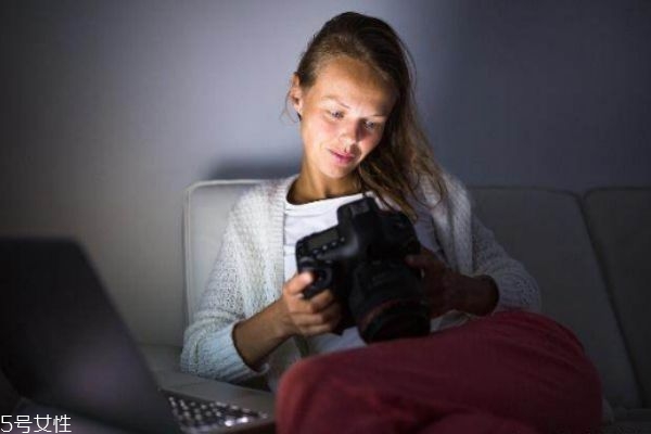 熬夜敷面膜有用嗎 睡前護(hù)膚的正確步驟 熬夜敷面膜有用嗎 睡前護(hù)膚的正確步驟