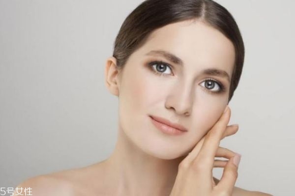 黑頭導(dǎo)出液要敷多久 15分鐘左右 黑頭導(dǎo)出液要敷多久 15分鐘左右