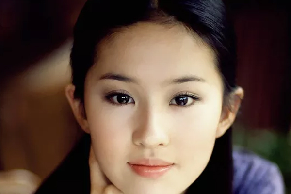 初學(xué)化妝怎樣畫(huà)眼影 牢記三不要原則 初學(xué)化妝怎樣畫(huà)眼影 牢記三不要原則