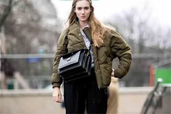 小個(gè)子怎么挑選羽絨服 版型顏色都很重要