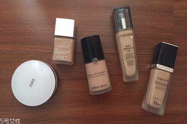 氣墊和粉底液有什么區(qū)別 粉底液和氣墊哪個(gè)更好用 氣墊和粉底液有什么區(qū)別 粉底液和氣墊哪個(gè)更好用