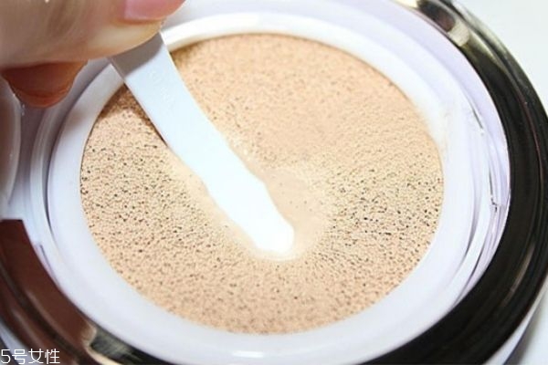 氣墊和粉底液有什么區(qū)別 粉底液和氣墊哪個(gè)更好用 氣墊和粉底液有什么區(qū)別 粉底液和氣墊哪個(gè)更好用