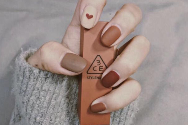 焦糖色美甲簡約圖片 復(fù)古焦糖色美甲 焦糖色美甲簡約圖片 復(fù)古焦糖色美甲