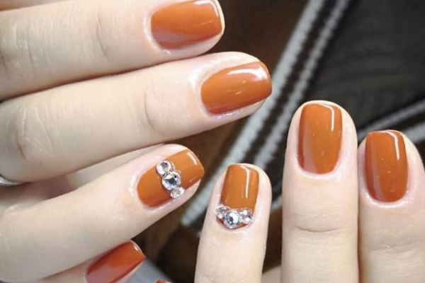 焦糖色美甲簡約圖片 復(fù)古焦糖色美甲 焦糖色美甲簡約圖片 復(fù)古焦糖色美甲