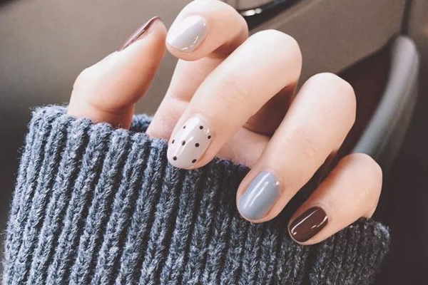 2019高級(jí)灰美甲圖片 高級(jí)灰顏色美甲圖片 2019高級(jí)灰美甲圖片 高級(jí)灰顏色美甲圖片