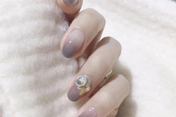 2019高級(jí)灰美甲圖片 高級(jí)灰顏色美甲圖片 2019高級(jí)灰美甲圖片 高級(jí)灰顏色美甲圖片