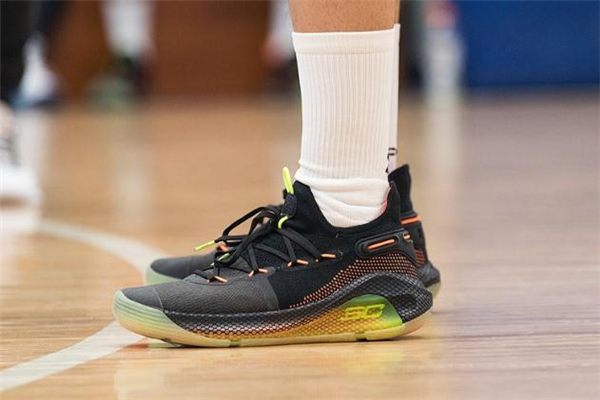 ua curry 6庫里6代戰(zhàn)靴測評 一起感受全掌緩震 ua curry 6庫里6代戰(zhàn)靴測評 一起感受全掌緩震