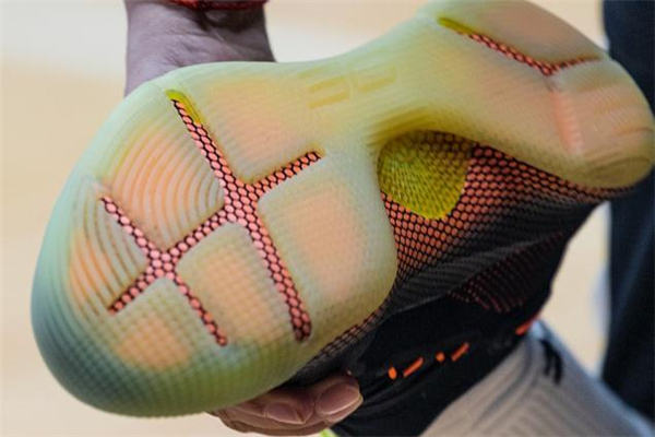 ua curry 6庫里6代戰(zhàn)靴測評 一起感受全掌緩震 ua curry 6庫里6代戰(zhàn)靴測評 一起感受全掌緩震