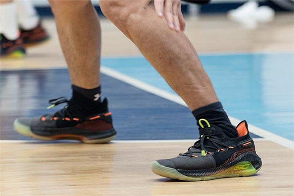 ua curry 6庫里6代戰(zhàn)靴測評 一起感受全掌緩震 ua curry 6庫里6代戰(zhàn)靴測評 一起感受全掌緩震