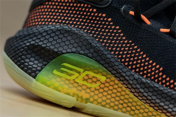 ua curry 6庫里6代戰(zhàn)靴測評 一起感受全掌緩震 ua curry 6庫里6代戰(zhàn)靴測評 一起感受全掌緩震