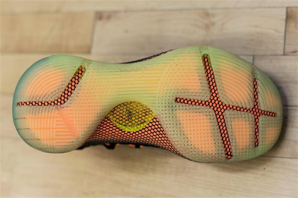 ua curry 6庫里6代戰(zhàn)靴測評 一起感受全掌緩震 ua curry 6庫里6代戰(zhàn)靴測評 一起感受全掌緩震