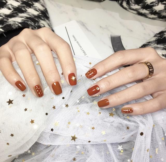 焦糖色美甲簡約圖片 復(fù)古焦糖色美甲 焦糖色美甲簡約圖片 復(fù)古焦糖色美甲