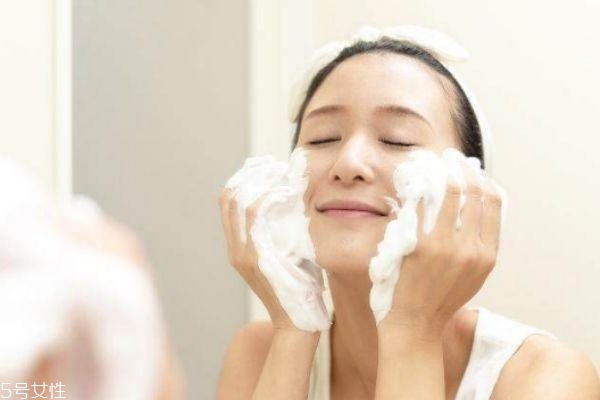 熬夜敷面膜有用嗎 睡前護(hù)膚的正確步驟 熬夜敷面膜有用嗎 睡前護(hù)膚的正確步驟