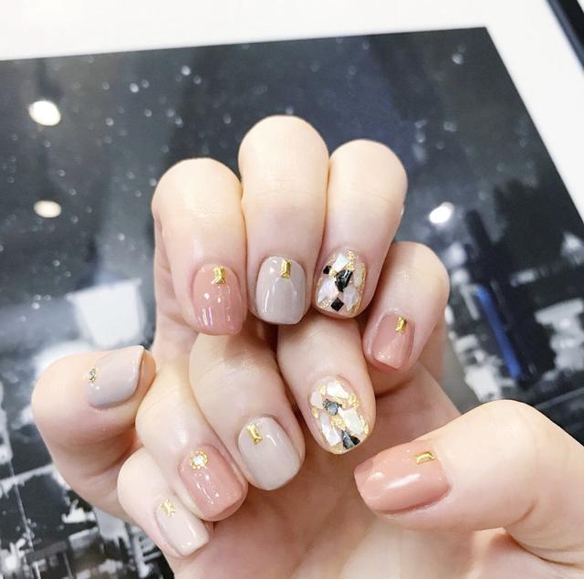 2019高級(jí)灰美甲圖片 高級(jí)灰顏色美甲圖片 2019高級(jí)灰美甲圖片 高級(jí)灰顏色美甲圖片