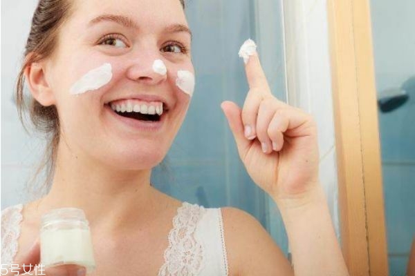 熬夜敷面膜有用嗎 睡前護(hù)膚的正確步驟 熬夜敷面膜有用嗎 睡前護(hù)膚的正確步驟