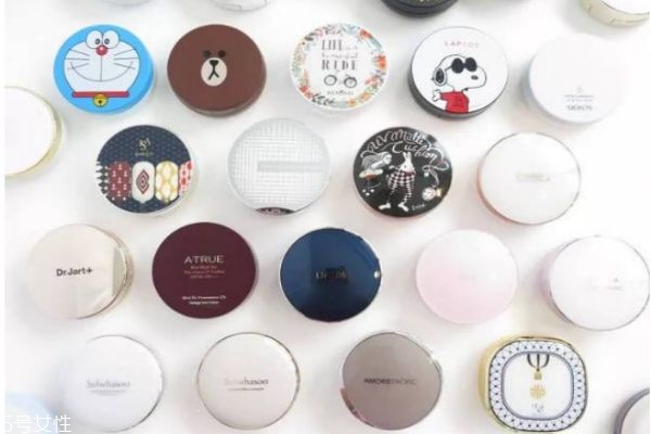 氣墊和粉底液有什么區(qū)別 粉底液和氣墊哪個(gè)更好用 氣墊和粉底液有什么區(qū)別 粉底液和氣墊哪個(gè)更好用