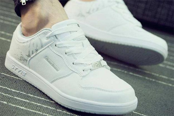 板鞋和運(yùn)動(dòng)鞋的區(qū)別 這幾點(diǎn)要記住 板鞋和運(yùn)動(dòng)鞋的區(qū)別 這幾點(diǎn)要記住