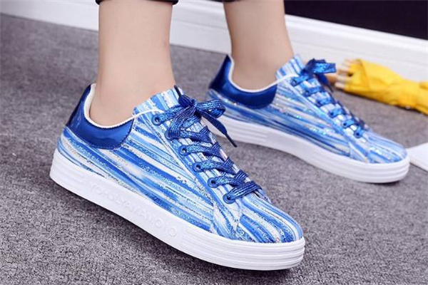 板鞋和運(yùn)動(dòng)鞋的區(qū)別 這幾點(diǎn)要記住 板鞋和運(yùn)動(dòng)鞋的區(qū)別 這幾點(diǎn)要記住