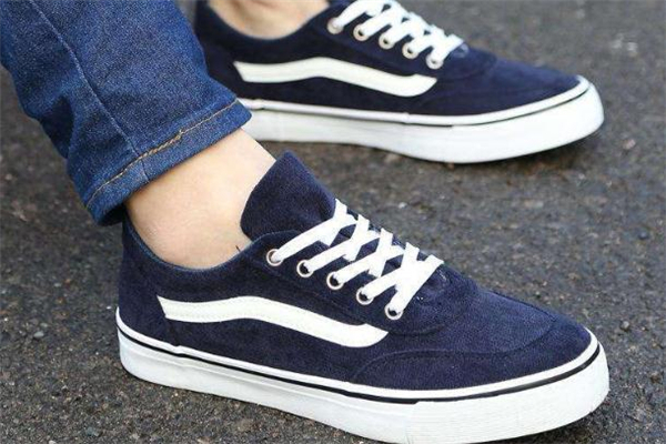 板鞋和運動鞋尺碼一樣嗎 要看品牌和型號 板鞋和運動鞋尺碼一樣嗎 要看品牌和型號