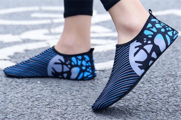 赤足鞋是什么意思 像襪子一樣的鞋子 赤足鞋是什么意思 像襪子一樣的鞋子