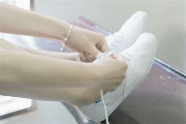 白球鞋發(fā)黃怎么辦 清洗方法很簡單 白球鞋發(fā)黃怎么辦 清洗方法很簡單