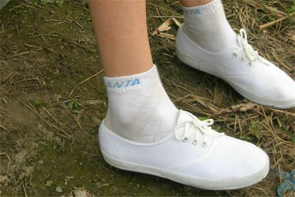 白球鞋可以用84泡嗎 對球鞋有傷害 白球鞋可以用84泡嗎 對球鞋有傷害