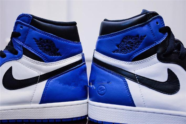 aj1小閃電和大閃電區(qū)別 細節(jié)很不一樣 aj1小閃電和大閃電區(qū)別 細節(jié)很不一樣