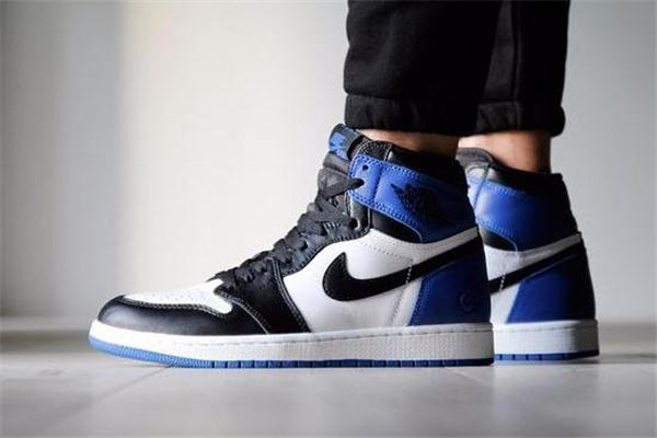 aj1小閃電和大閃電區(qū)別 細節(jié)很不一樣 aj1小閃電和大閃電區(qū)別 細節(jié)很不一樣